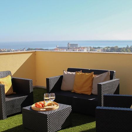 One Bedroom Apartment With Stunning River Views And Private Rooftop! ลิสบอน ภายนอก รูปภาพ
